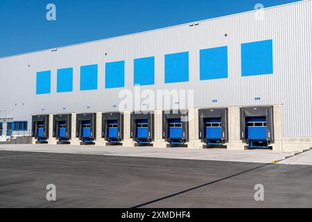 Nouvelle construction d'un hall logistique à Duisburg-Wanheim, partie du site Logport 2, encore inutilisé, site logistique moderne, Duisburg Nord Banque D'Images