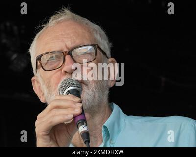 Londres, Royaume-Uni. 27 juillet 2024. Jeremy Corbyn, député, à la parole. Levez-vous contre le racisme soutenus par des syndicats, des groupes religieux, des groupes de soutien aux réfugiés et aux demandeurs d'asile et des organisations antifascistes, des politiciens et des personnalités culturelles se réunissent à Russell Square pour marcher contre "Tommy Robinson" et ses partisans d'extrême droite qui visent à "prendre le contrôle du centre de Londres". Cela fait suite à un grand rassemblement raciste le 1er juin, encouragé par les agressions racistes islamophobes virulentes du gouvernement conservateur contre les réfugiés et les demandeurs d'asile. Peter Marshall/Alamy Live News Banque D'Images