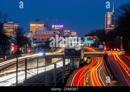 La ligne d'horizon du centre-ville d'Essen, autoroute A40, autoroute de la Ruhr, Rhénanie du Nord-Westphalie, Allemagne, métro léger, arrêt Hobeisenbrücke, Europe Banque D'Images