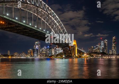 Le Harbour Bridge illuminé la nuit à Sydney, Australie, Nouvelle-Galles du Sud. Banque D'Images