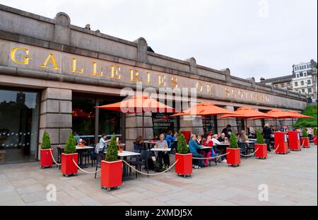 Public assis à l'extérieur au café Contini à National Galleries of Scotland dans Princes Street Gardens Edinburgh en été, Écosse, Royaume-Uni Banque D'Images