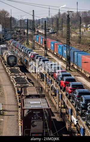 Gare de Duisburg-Rheinhausen, dans la zone portuaire de Logport, trains de marchandises chargés de wagons neufs, divers conteneurs-citernes et le train de conteneurs Banque D'Images