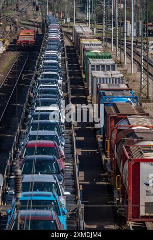 Gare de fret de Duisburg-Rheinhausen, dans la zone portuaire de Logport, trains de marchandises chargés de wagons neufs, divers conteneurs-citernes, Duisburg, Nord Banque D'Images