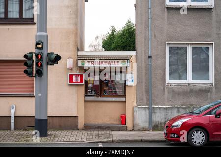 Trinkhalle, kiosque, très petit, étroit, entre deux bâtiments résidentiels, à Wattenscheid, sur Wattenscheider Hellweg, Bochum, Rhénanie du Nord-Westphalie Banque D'Images