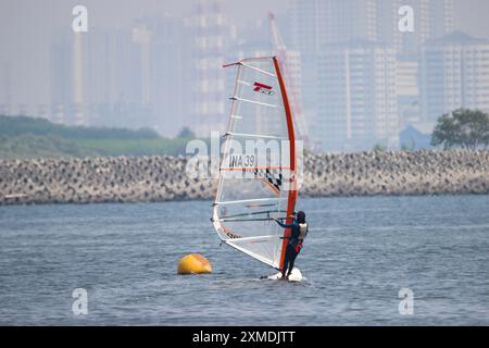 Jakarta, Indonésie, 27 juillet 2024 Della Fatriyani en compétition pour Techno 293 FILLES lors du Championnat international de voile de Jakarta 2024 avec North Jakarta Skyline à Symphony of the Sea, Ancol, Jakarta, Indonésie, Credit Shaquille Fabri/ Alamy Live News Banque D'Images