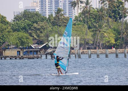 Jakarta, Indonésie, 27 juillet 2024 Adehan Robiansyah en compétition pour RS:One MEN lors du Championnat International de voile de Jakarta 2024 à Symphony of the Sea, Ancol, Jakarta, Indonésie, Credit Shaquille Fabri/ Alamy Live News Banque D'Images