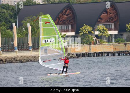 Jakarta, Indonésie, 27 juillet 2024 Astari Rahayu Kenes en compétition pour Techno plus WOMEN lors du Championnat International de voile de Jakarta 2024 à Symphony of the Sea, Ancol, Jakarta, Indonésie, Credit Shaquille Fabri/ Alamy Live News Banque D'Images