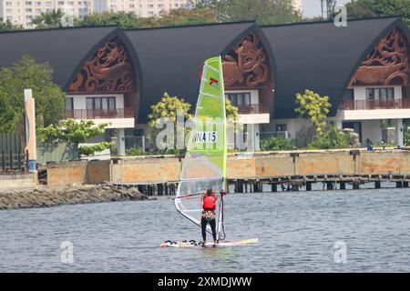 Jakarta, Indonésie, 27 juillet 2024 Astari Rahayu Kenes en compétition pour Techno plus WOMEN lors du Championnat International de voile de Jakarta 2024 à Symphony of the Sea, Ancol, Jakarta, Indonésie, Credit Shaquille Fabri/ Alamy Live News Banque D'Images