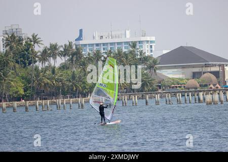 Jakarta, Indonésie, 27 juillet 2024 en compétition pour Techno 293 FILLES lors du Championnat international de voile de Jakarta 2024 avec North Jakarta Skyline à Symphony of the Sea, Ancol, Jakarta, Indonésie, crédit Shaquille Fabri/ Alamy Live News Banque D'Images