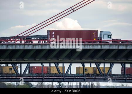 Rhin près de Duisburg-Beeckerwerth, train de marchandises sur le pont ferroviaire Haus-Knipp, pont autoroutier Beeckerwerth A42, sur le Rhin près de Duisburg, Nord Banque D'Images