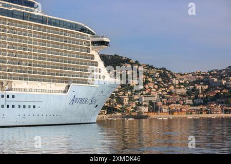 Nice, France : HYMNE DES MERS DE Royal Caribbean à Villefranche sur mer pour une escale unique pour le plus grand bateau de croisière cette année dans le petit port de la Côte d'Azur. L'immense navire accueille autant de passagers que les habitants du village. Après la saison estivale, l'impressionnant navire devait naviguer à travers le canal de Suez dans le cadre d'un repositionnement de l'Europe vers un nouveau port d'attache à Singapour, mais à la suite des tensions de la mer Rouge et des menaces d'attaques de missiles Houthi sur les navires, il transitera plutôt sans passager autour de la pointe sud de l’Afrique pour rejoindre Dubaï puis l’Asie. Crédit : Kevin Izorce/Alamy Live News Banque D'Images