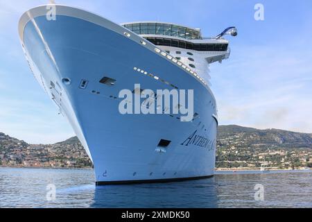 Nice, France : HYMNE DES MERS DE Royal Caribbean à Villefranche sur mer pour une escale unique pour le plus grand bateau de croisière cette année dans le petit port de la Côte d'Azur. L'immense navire accueille autant de passagers que les habitants du village. Après la saison estivale, l'impressionnant navire devait naviguer à travers le canal de Suez dans le cadre d'un repositionnement de l'Europe vers un nouveau port d'attache à Singapour, mais à la suite des tensions de la mer Rouge et des menaces d'attaques de missiles Houthi sur les navires, il transitera plutôt sans passager autour de la pointe sud de l’Afrique pour rejoindre Dubaï puis l’Asie. Crédit : Kevin Izorce/Alamy Live News Banque D'Images