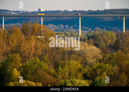 La Ruhr près de Muelheim, vue sur la vallée de la Ruhr au sud-est, pont de la vallée de la Ruhr, autoroute A52, Muelheim an der Ruhr, Rhénanie du Nord-Westphalie Banque D'Images