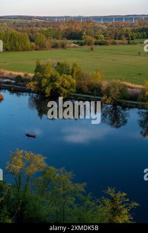 La Ruhr près de Muelheim, vue sur la vallée de la Ruhr au sud-est, pont de la vallée de la Ruhr, autoroute A52, Muelheim an der Ruhr, Rhénanie du Nord-Westphalie Banque D'Images