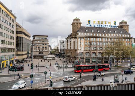 Willy-Brandt-Platz dans le centre-ville d'Essen, zone piétonne, rue commerçante Kettwiger Strasse, à gauche l'ancien bâtiment de Galeria Banque D'Images