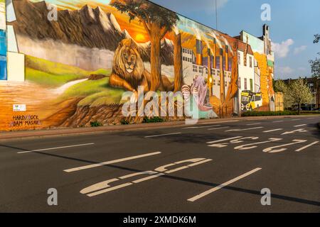 Grande murale dans le cadre de la campagne Urbanart Weltbaustellen Rhénanie du Nord-Westphalie, sur les thèmes de l'écologie, de l'environnement, des questions sociales, de l'économie Banque D'Images