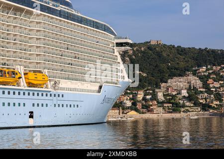 Nice, France : HYMNE DES MERS DE Royal Caribbean à Villefranche sur mer pour une escale unique pour le plus grand bateau de croisière cette année dans le petit port de la Côte d'Azur. L'immense navire accueille autant de passagers que les habitants du village. Après la saison estivale, l'impressionnant navire devait naviguer à travers le canal de Suez dans le cadre d'un repositionnement de l'Europe vers un nouveau port d'attache à Singapour, mais à la suite des tensions de la mer Rouge et des menaces d'attaques de missiles Houthi sur les navires, il transitera plutôt sans passager autour de la pointe sud de l’Afrique pour rejoindre Dubaï puis l’Asie. Crédit : Kevin Izorce/Alamy Live News Banque D'Images