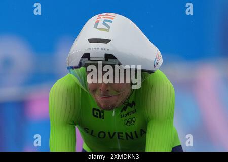 Parigi, France. 27 juillet 2024. Jan Tratnik en action sur la route cycliste masculine aux Jeux olympiques d'été de 2024, jeudi 27 juillet samedi 2024, à Paris, France. (Photo de Spada/LaPresse) crédit : LaPresse/Alamy Live News Banque D'Images