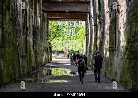 Duisburg North Landscape Park, tunnel à travers les installations de bunker, Rhénanie du Nord-Westphalie, Allemagne Banque D'Images