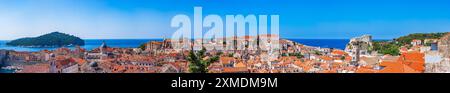Vue panoramique sur la vieille ville médiévale de Dubrovnik et les remparts de la ville en Croatie Banque D'Images