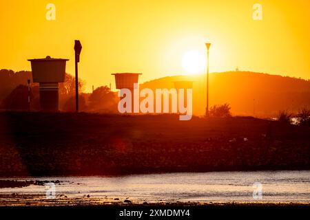 Rhin à Duisburg-Bruckhausen, tours des installations d'extraction d'eau de l'aciérie ThyssenKrupp, Duisburg, Rhénanie du Nord-Westphalie, Allemagne Banque D'Images