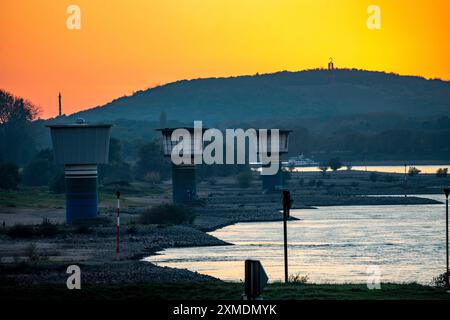 Rhin à Duisburg-Bruckhausen, tours des installations d'extraction d'eau de l'aciérie ThyssenKrupp, Duisburg, Rhénanie du Nord-Westphalie, Allemagne Banque D'Images