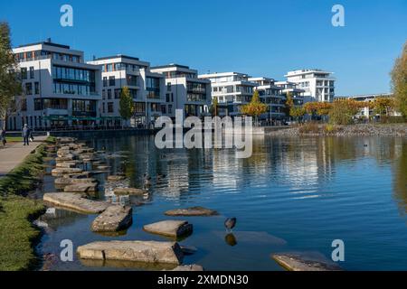 Lac Phoenix dans le quartier Hoerde de Dortmund, lac artificiel sur l'ancien site sidérurgique Phoenix-Ost, développement résidentiel, rive ouest Banque D'Images