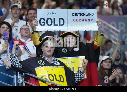 Paris, France. 27 juillet 2024. Jeux olympiques, Paris 2024, handball, tour préliminaire, groupe A, match jour 1, Allemagne - Suède, South Paris Arena, Allemagne fans dans les tribunes. Crédit : Marcus Brandt·/dpa/Alamy Live News Banque D'Images