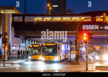 Gare principale d'Essen, train longue distance, métro routier, gare routière, arrêts de bus à Essen, Rhénanie du Nord-Westphalie, Allemagne Banque D'Images