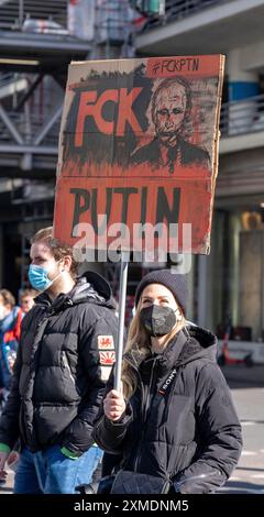 Manifestation de paix contre la guerre en Ukraine, au lieu du défilé du lundi des roses à Cologne, avec plus de 250 000 participants, dans le centre-ville Banque D'Images