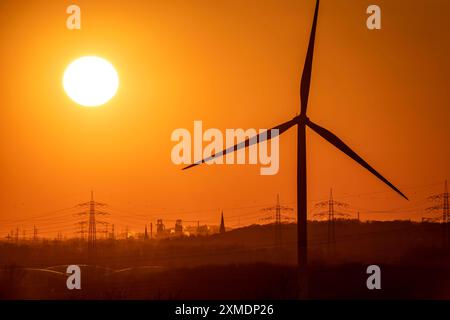 Éolienne de l'Emschergenossenschaft, vue à l'ouest, à Essen, coucher du soleil, derrière les hauts fourneaux 8 et 9 de ThyssenKrupp Steel, à Duisburg Banque D'Images