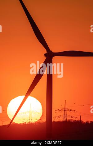 Éolienne Emschergenossenschaft, vue à l'ouest, à Essen, coucher de soleil, Rhénanie du Nord-Westphalie, Allemagne Banque D'Images