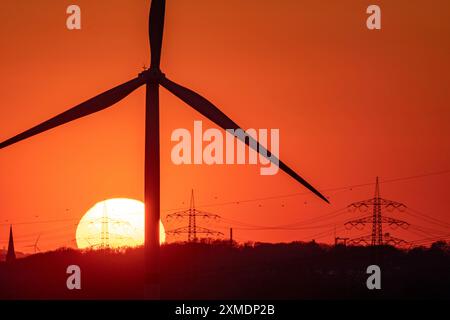 Éolienne Emschergenossenschaft, vue à l'ouest, à Essen, coucher de soleil, Rhénanie du Nord-Westphalie, Allemagne Banque D'Images