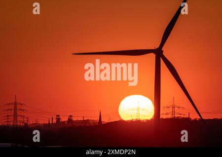 Éolienne de l'Emschergenossenschaft, vue à l'ouest, à Essen, coucher du soleil, derrière les hauts fourneaux 8 et 9 de ThyssenKrupp Steel, à Duisburg Banque D'Images