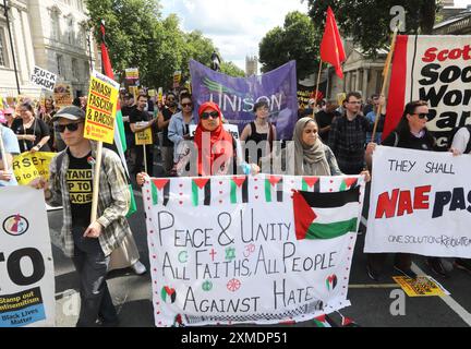 Londres, Royaume-Uni 27 juillet 2024. 1000 policiers supplémentaires ont été recrutés pour gérer et garder une partie des manifestations d'opposition dans le centre de Londres. Tommy Robinson a dirigé sa marche Take Our Country Back des cours royales de justice à Trafalgar Square. La marche Stand Up to Racism s'est déroulée de Russell Square à Whitehall. Crédit : Monica Wells/Alamy Live News Banque D'Images