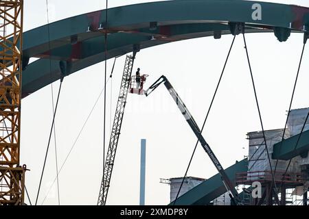 Nouvelle construction du pont Karl Lehr dans le port de Duisburg-Ruhrort, sur la Ruhr et le canal du port, importante connexion du port au Banque D'Images