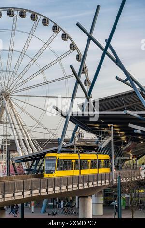 Grande roue à l'arrêt Neue Mitte, pour les lignes de bus et de tramway, au centre commercial Westfield Centro à Oberhausen, Rhénanie du Nord-Westphalie, Allemagne Banque D'Images