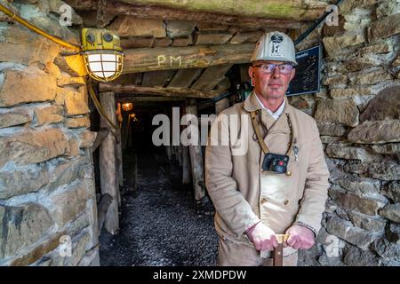 Groupe de visiteurs à l'entrée du Nachtigallstollen, guide touristique, GeoRoute Ruhr, carrière Duenkelberg, dans la vallée de Muttental, ici vous pouvez voir le Banque D'Images