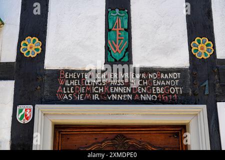 Le vieux centre ville de Hattingen, la maison de fer, inscription dans la maison à colombages, Haldenstrasse, maisons à colombages, Nord Banque D'Images