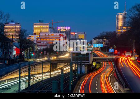 La ligne d'horizon du centre-ville d'Essen, autoroute A40, autoroute de la Ruhr, Rhénanie du Nord-Westphalie, Allemagne, métro léger, arrêt Hobeisenbrücke, Europe Banque D'Images