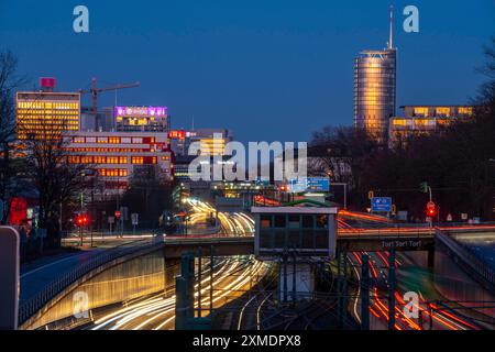 La ligne d'horizon du centre-ville d'Essen, autoroute A40, autoroute de la Ruhr, Rhénanie du Nord-Westphalie, Allemagne, métro léger, arrêt Hobeisenbrücke, Europe Banque D'Images