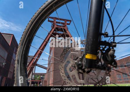 Vélo dans la région de la Ruhr, en vélo, e-bike, au complexe industriel de la mine de charbon de Zollverein site du patrimoine mondial, arbre de tour d'enroulement à double chevalet Banque D'Images