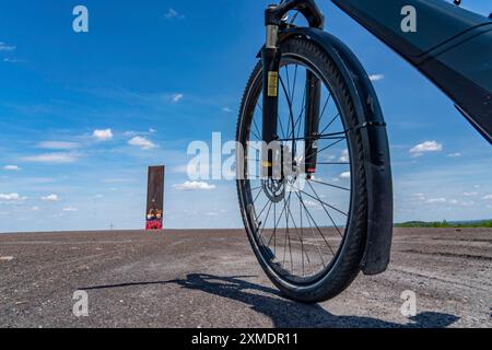 Vélo dans la région de la Ruhr, sur le tas de scories de Schurenbach, Bramme point de repère pour la région de la Ruhr par l'artiste Richard Serra, Essen, Rhénanie du Nord-Westphalie Banque D'Images