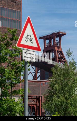 Vélo dans la région de la Ruhr, au complexe industriel de la mine de charbon de Zollverein site du patrimoine mondial, tour d'enroulement à double chevalets arbre XII, Essen, Nord Banque D'Images