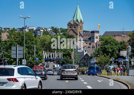 Route d'entrée, Abteistrasse, église de Ludgerus, Essen-Werden, dans le sud de la ville, Rhénanie du Nord-Westphalie, Allemagne Banque D'Images