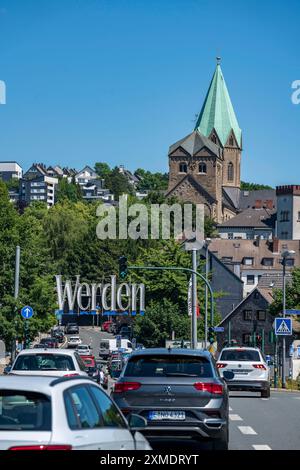 Route d'entrée, Abteistrasse, église de Ludgerus, Essen-Werden, dans le sud de la ville, Rhénanie du Nord-Westphalie, Allemagne Banque D'Images