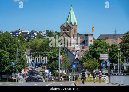 Route d'entrée, Abteistrasse, église de Ludgerus, Essen-Werden, dans le sud de la ville, Rhénanie du Nord-Westphalie, Allemagne Banque D'Images