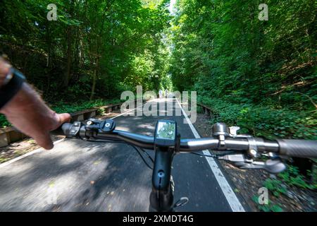 Vélo dans la Ruhr, Lothringentrasse, au nord de Bochum, Bochum-Grumme, ancienne ligne de chemin de fer, relie les pistes cyclables du sud avec le Banque D'Images