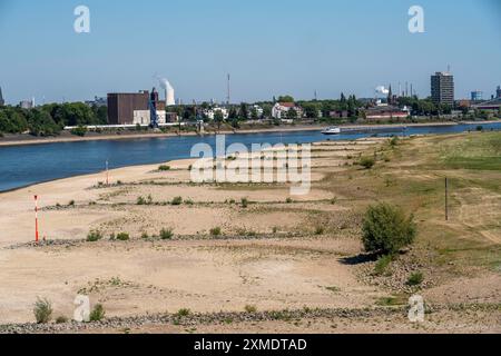 Rhin près de Duisburg, eau extrêmement basse, niveau du Rhin à 168 cm, en baisse, après la longue sécheresse la rive droite du Rhin est en baisse, près Banque D'Images