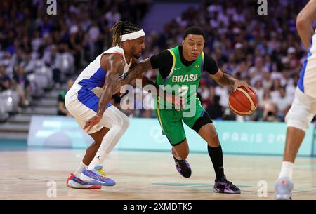 LILLE, FRANCE - JUILLET 27 : Yago Santos du Brésil, Andrew Albicy de la France lors de la phase de groupes masculins - match du Groupe B entre la France et le Brésil le premier jour des Jeux Olympiques de Paris 2024 au stade Pierre Mauroy le 27 juillet 2024 à Lille, France. © diebilderwelt / Alamy Live News Banque D'Images